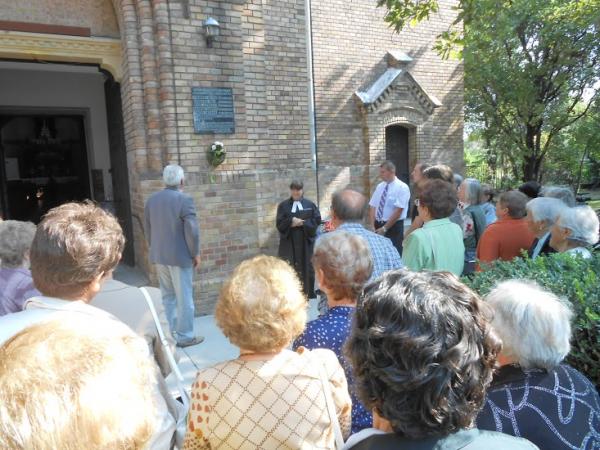 Emléktábla koszorúzás a szarvasi Újtemplomban